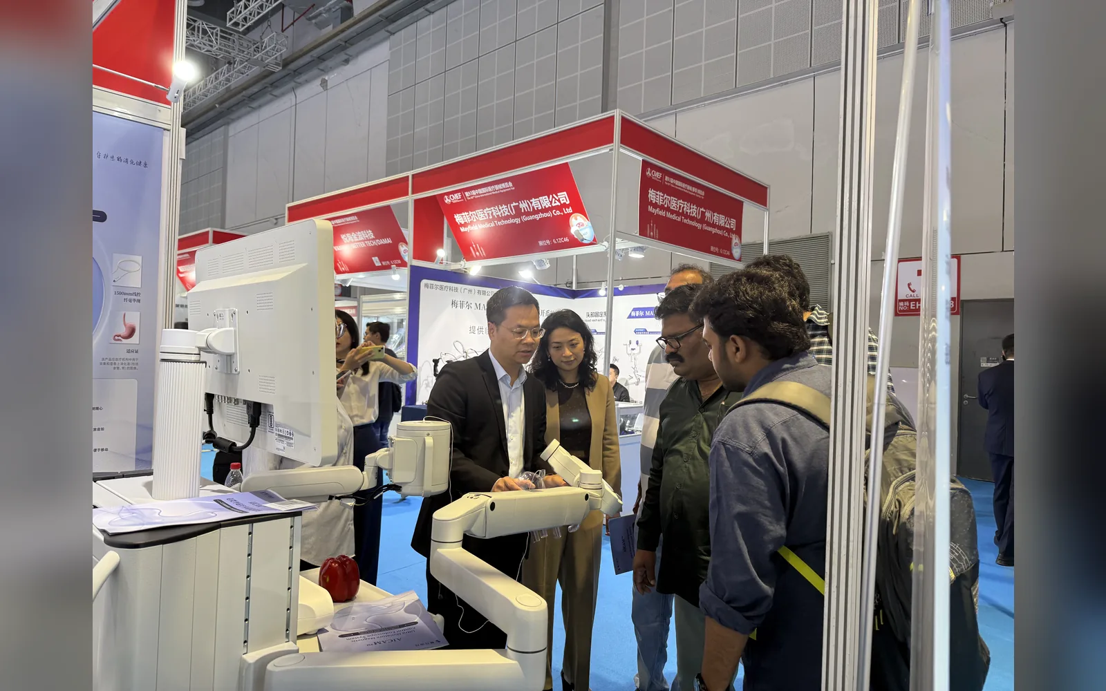 Saluentra Medical team members discuss AICAM with visitors at an international exhibition.
