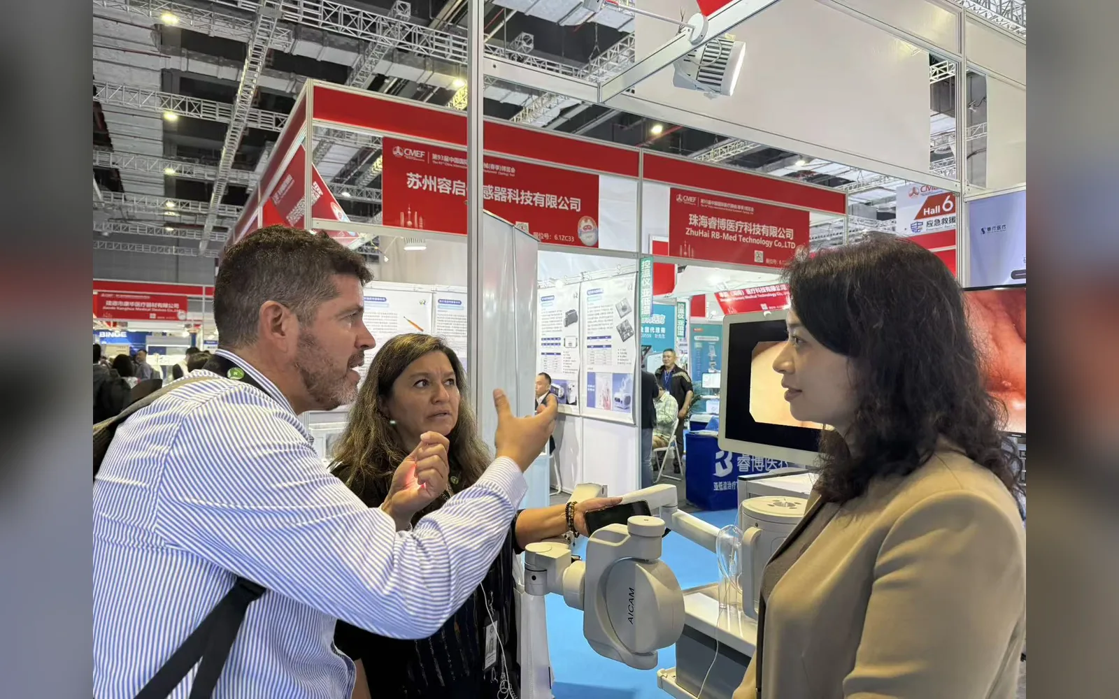 An AICAM product discussion with visitors at an international medical exhibition.