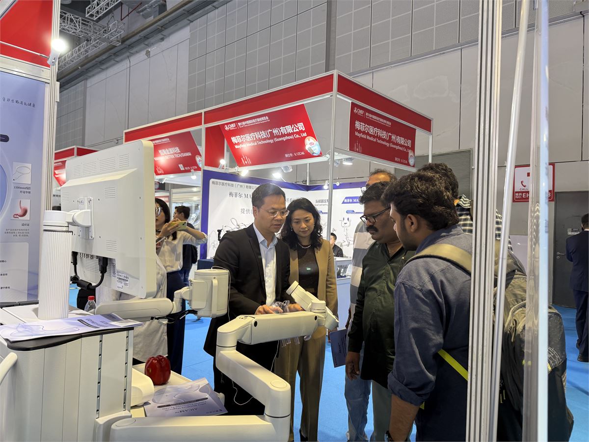 Saluentra Medical representatives presenting the AICAM system to international exhibition visitors.